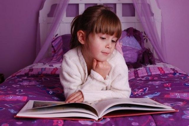 Как привить ребенку любовь к чтению. 
Ребенок читает книгу. 