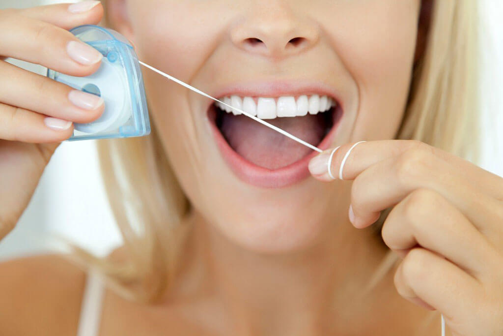 Чистка зубов у стоматолога фото